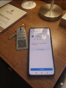 brelok w hotelu do zwiększania ilości opinii